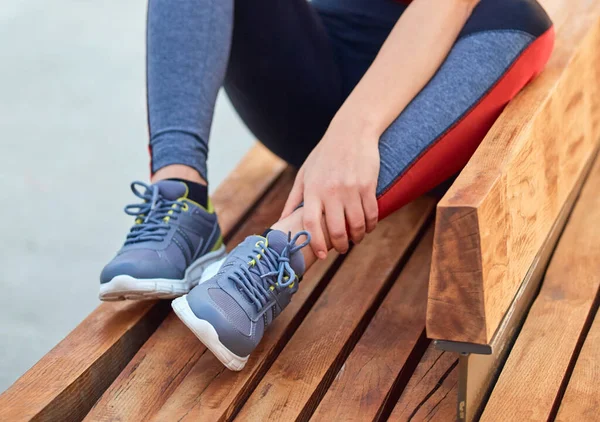 Junge Sportlerin Verletzt Sich Beim Sport Und Joggen Park — Stockfoto