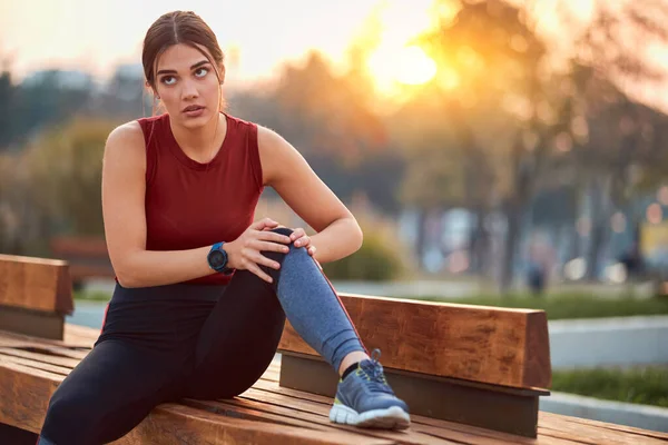 Joven Deportista Con Dolor Lesión Durante Ejercicio Trotar Parque — Foto de Stock