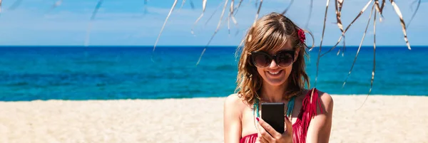 熱帯砂のビーチで携帯電話を使用して若い女性 — ストック写真