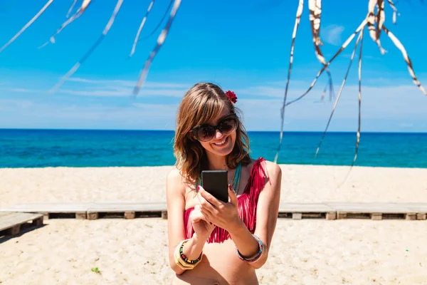 Egy Fiatal Mobilt Használ Egy Trópusi Homokos Strandon — Stock Fotó