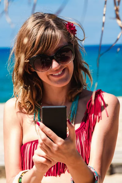 Молода Жінка Використовує Мобільний Телефон Тропічному Піщаному Пляжі — стокове фото