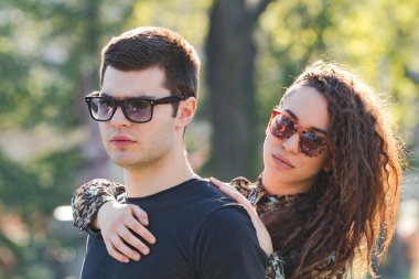 Parkta poz veren modern şehir çifti.