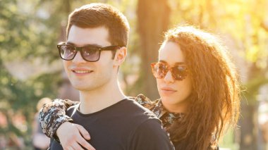 Parkta poz veren modern şehir çifti.