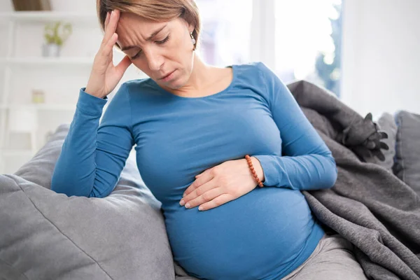 Embarazada Cansada Mujer Agotada Con Problemas Estómago Cabeza Casa Sofá — Foto de Stock