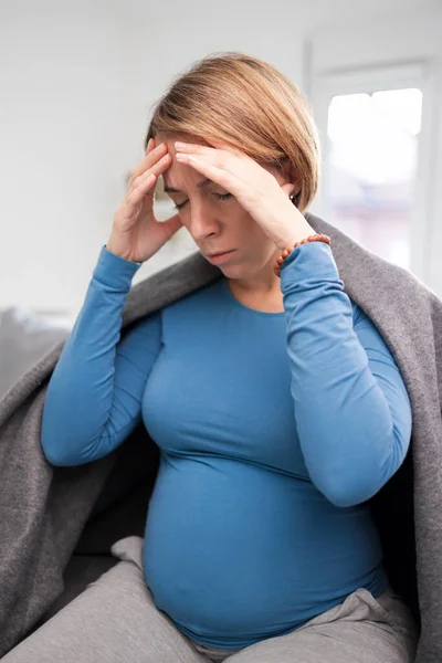 Embarazada Cansada Mujer Agotada Con Problemas Estómago Cabeza Casa Sofá — Foto de Stock