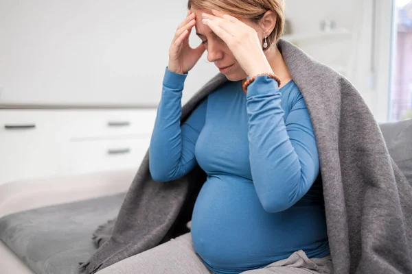 Embarazada Cansada Mujer Agotada Con Problemas Estómago Cabeza Casa Sofá — Foto de Stock