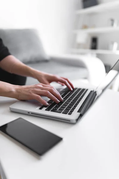 Osoba Używająca Laptopa Wpisująca Klawiaturze — Zdjęcie stockowe