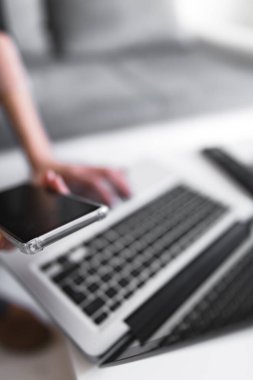Dizüstü bilgisayar kullanan ve klavyede yazan kişi.