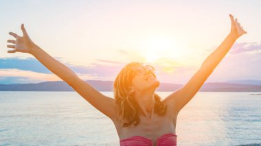 Güzel tropik yaz günlerinden zevk alan bir kadın..