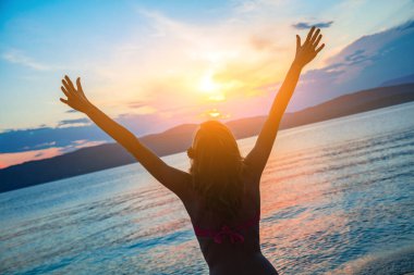 Güzel tropik yaz günlerinden zevk alan bir kadın..