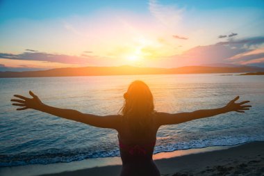 Güzel tropik yaz günlerinden zevk alan bir kadın..