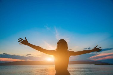 Güzel tropik yaz günlerinden zevk alan bir kadın..