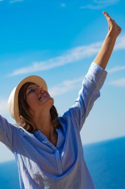 Güzel tropik yaz günlerinden zevk alan bir kadın..