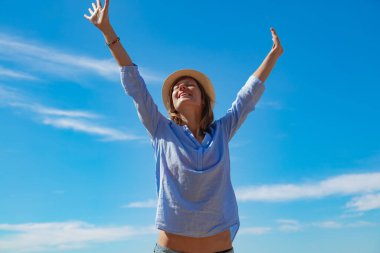 Güzel tropik yaz günlerinden zevk alan bir kadın..