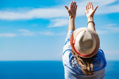 Güzel tropik yaz günlerinden zevk alan bir kadın..