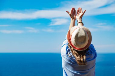 Güzel tropik yaz günlerinden zevk alan bir kadın..