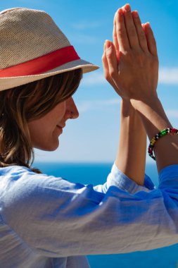 Güzel tropik yaz günlerinden zevk alan bir kadın..