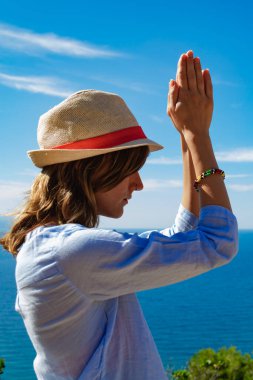 Güzel tropik yaz günlerinden zevk alan bir kadın..