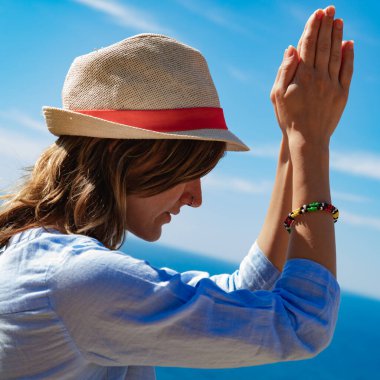 Güzel tropik yaz günlerinden zevk alan bir kadın..