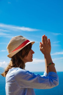 Güzel tropik yaz günlerinden zevk alan bir kadın..