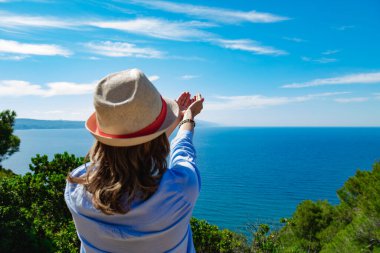 Güzel tropik yaz günlerinden zevk alan bir kadın..