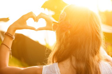 Aşk ve romantizm için kalp şekli evrensel işaret.