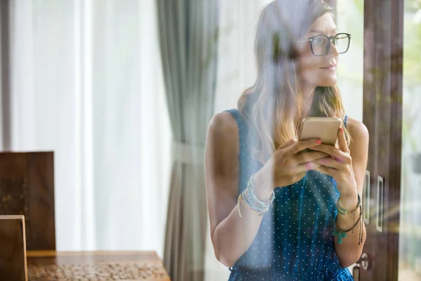 Jonge Volwassen Vrouw Met Smartphone Een Modern Huis — Stockfoto