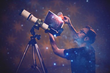 Yıldızlara teleskopla bakan bir adam. Astroloji konsepti, gelecek hakkındaki yıldız falları..