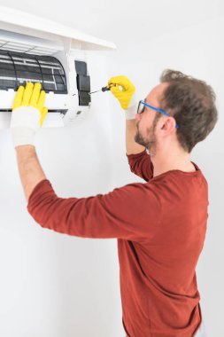 Klima servisi ve bakım, havalandırma ünitesini tamir etmek ve filtreleri temizlemek..