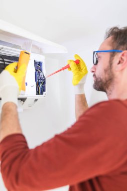 Klima servisi ve bakım, havalandırma ünitesini tamir etmek ve filtreleri temizlemek..