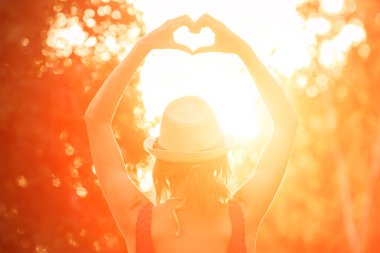 Aşk ve romantizm için kalp şekli evrensel işaret.