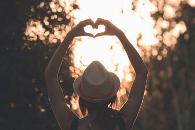 Aşk ve romantizm için kalp şekli evrensel işaret.