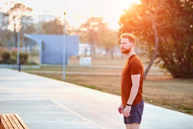 Şehir parkında koşan / egzersiz yapan modern adam.