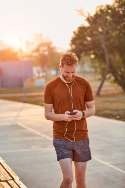 Modern genç adam şehir parkında çalışıyor..