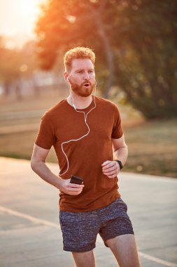 Modern genç adam şehir parkında çalışıyor..