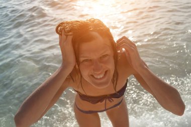 Yazın okyanus / deniz suyunda eğlenen genç bir kadın..