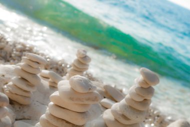 Kumsaldaki Zen taşları - yaz mevsimi ve iyi titreşimler.