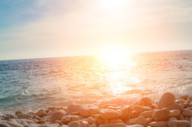 Egzotik mavi tropikal okyanus / deniz manzarası. Ufuktaki güneş ışığı.