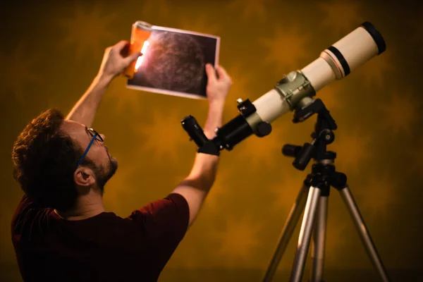 Hombre Mirando Las Estrellas Través Concepto Telescopio Astrología Predicciones Horóscopo — Foto de Stock