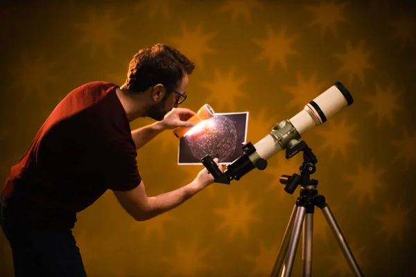 Людина Дивиться Зірки Через Концепцію Телескопа Астрології Прогнози Гороскопа Про — стокове фото