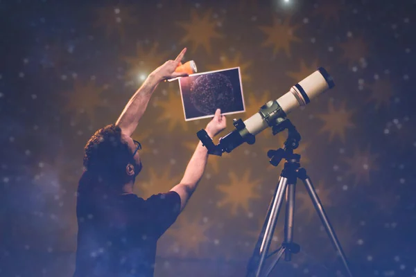 Ember Csillagokat Egy Teleszkópos Asztrológiai Koncepción Keresztül Nézi Horoszkóppal Jósolja — Stock Fotó