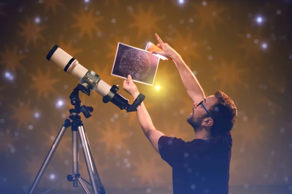 Ember Csillagokat Egy Teleszkópos Asztrológiai Koncepción Keresztül Nézi Horoszkóppal Jósolja — Stock Fotó