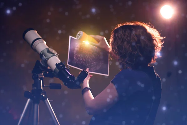 Žena Dívá Hvězdy Pomocí Teleskopu Astrologie Koncept Horoskop Předpovědi Budoucnosti — Stock fotografie