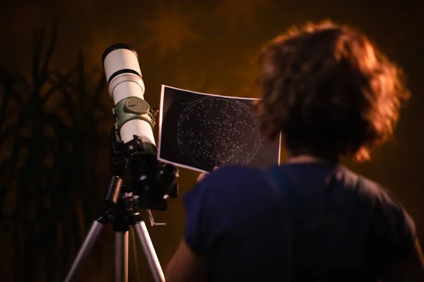 Žena Dívá Hvězdy Pomocí Teleskopu Astrologie Koncept Horoskop Předpovědi Budoucnosti — Stock fotografie