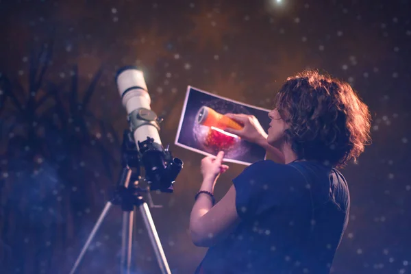 Žena Dívá Hvězdy Pomocí Teleskopu Astrologie Koncept Horoskop Předpovědi Budoucnosti — Stock fotografie