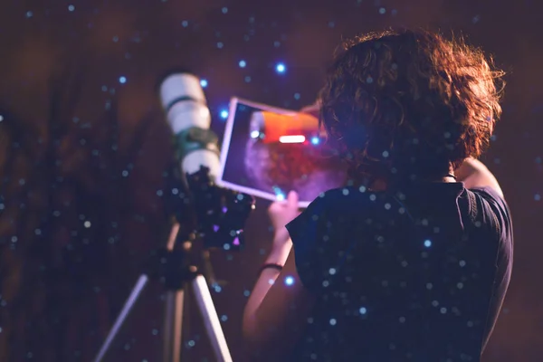 Yıldızlara Teleskopla Bakan Bir Kadın Astroloji Konsepti Gelecekle Ilgili Yıldız — Stok fotoğraf