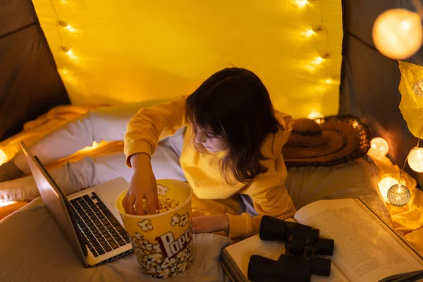 Piccola Ragazza Anni Che Utilizza Computer Portatile Sotto Sua Tenda — Foto Stock