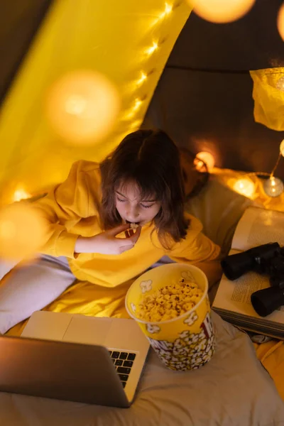 Piccola Ragazza Anni Che Utilizza Computer Portatile Sotto Sua Tenda — Foto Stock