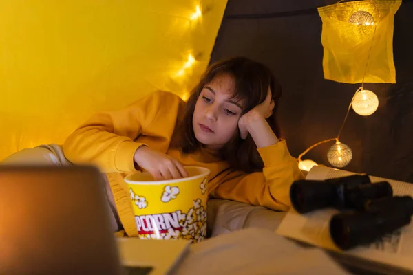 Piccola Ragazza Anni Che Utilizza Computer Portatile Sotto Sua Tenda — Foto Stock