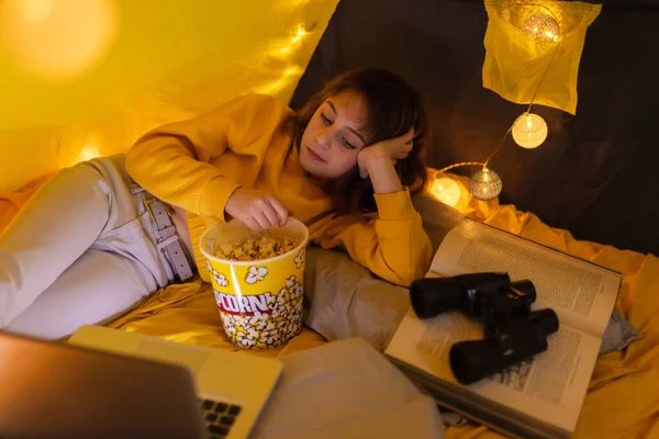 Piccola Ragazza Anni Che Utilizza Computer Portatile Sotto Sua Tenda — Foto Stock